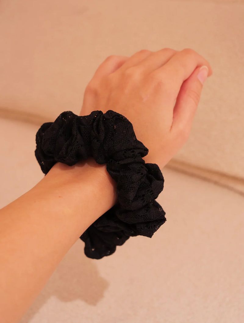 Ysé black lace scrunchie